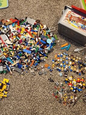 9 Pounds Of LEGO Mixed Assorted Bricks and Minifigures - Multicolor
